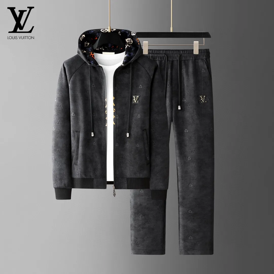 🅿️620 [LV Louis Vuitton] hot-selling suit is coming. Focus on the original version of the official website. 2025 new hot-selling cardigan and sweatshirt suit. The original order is the best. 🇭🇰The meticulous work of top designers. It has a fitting and perfect upper body effect. All-natural high-quality Tencel Roman cotton 100%, close-fitting comfort, noble and elegant! Original hardware embodies elegance and nobility! Counter size: M-4XL (up to 190 pounds)